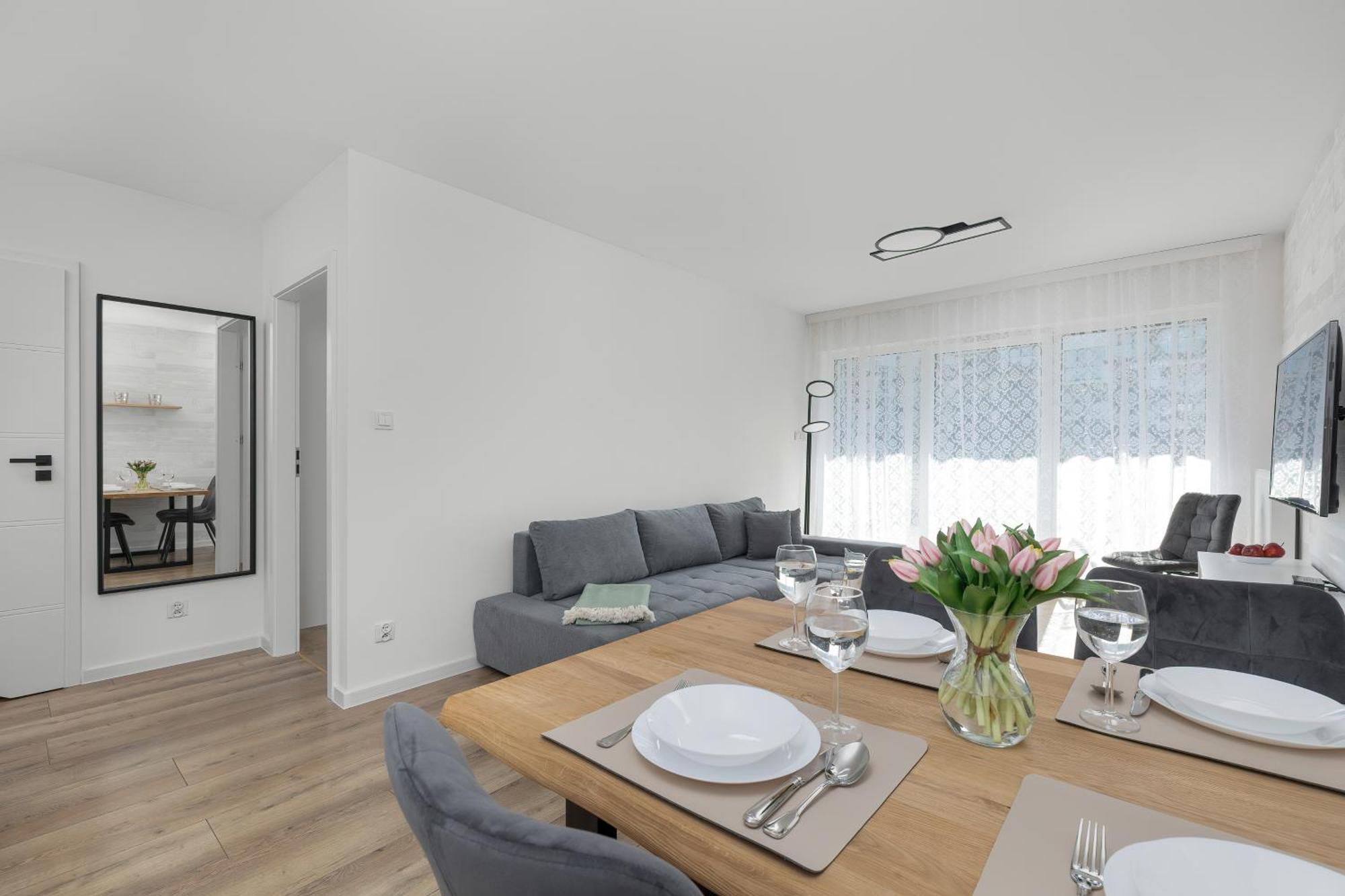 Wellness & Riverfront With Parking By Renters Apartament