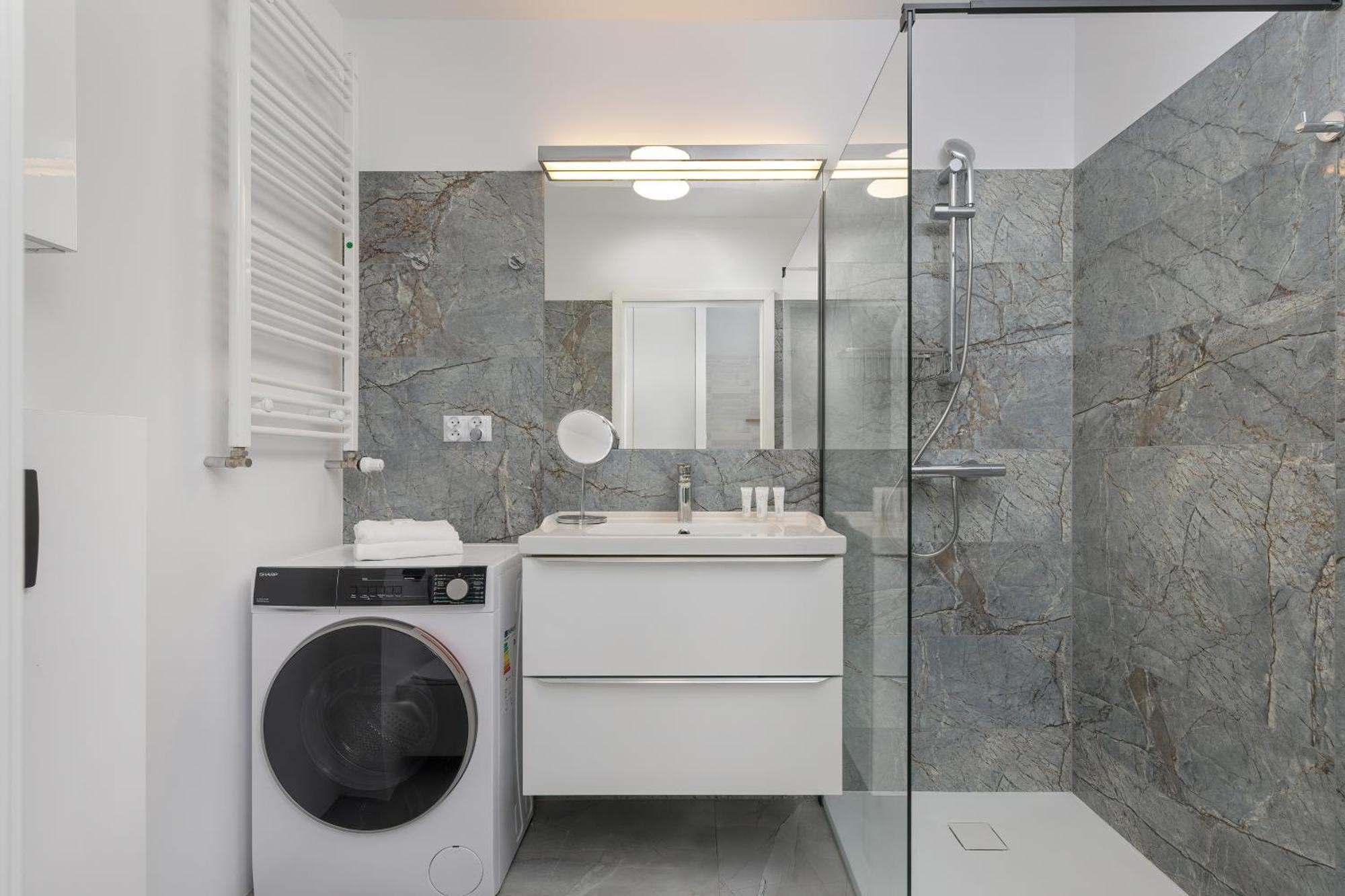Wellness & Riverfront With Parking By Renters Apartment